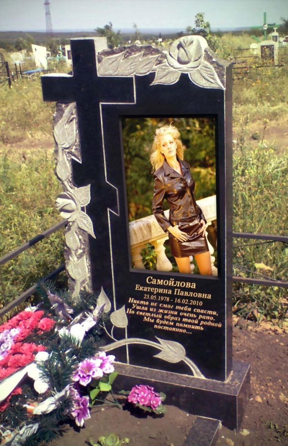 памятник на могилу с цветной фотографией